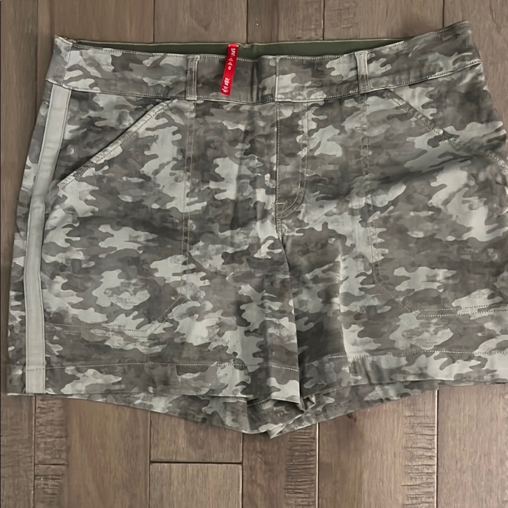 SPANX Camouflage Print Shorts- 7 inch